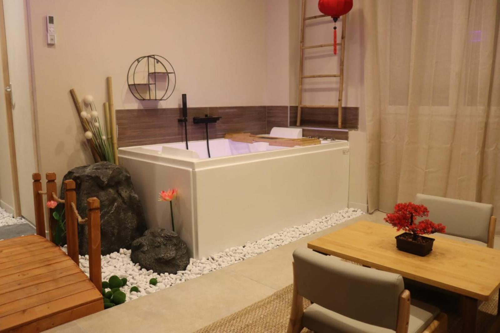 Loveroom Japon Avec Balneotherapie ตูลง ภายนอก รูปภาพ